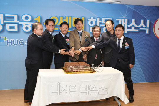 김선덕 HUG 사장(왼쪽 세번째), 김이탁 국토교통부 도시재생사업기획단장(네번째), 김한경 한국주택협회 전무(다섯번째) 등 관계자들이 29일 도시재생금융1·2센터 합동 개소식 후 기념 사진을 찍고 있다.<HUG 제공>